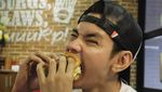 Pose Keren Aditya Suryo, Adik Chand Kelvin yang Hobi Makan Burger