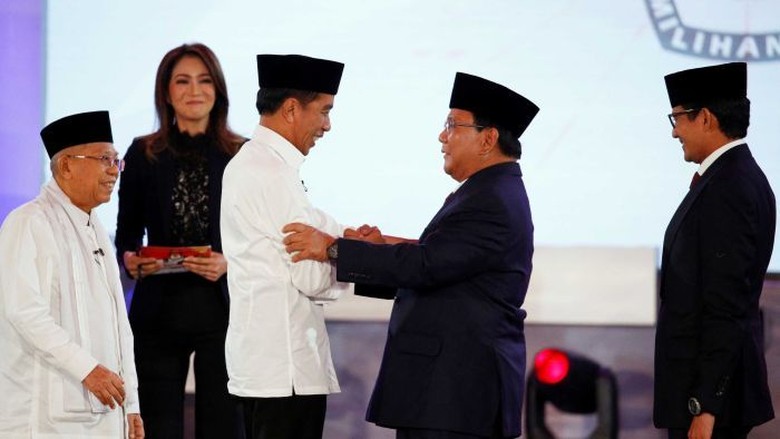 Image result for Peluk Hangat Jokowi - Prabowo Akhiri Debat Perdana Pilpres 2019