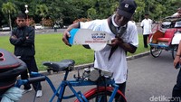 Konversi yang dilakukan ke becak kayuh adalah dengan menambahkan komponen penggerak berupa motor listrik 1500 Watt 48 V dan baterai VRLA 48 V dengan kapasitas arus 12 Ah. Dengan baterai 12 Ah, becak dapat digunakan secara penuh dengan listrik untuk menempuh 30 km untuk setiap pengisian baterai.