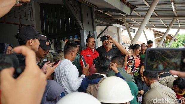 Presiden Jokowi menyapa warga di Stasiun Rancaekek saat hendak menuju Garut, Jawa Barat