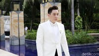 Edric tampak sedikit tegang.