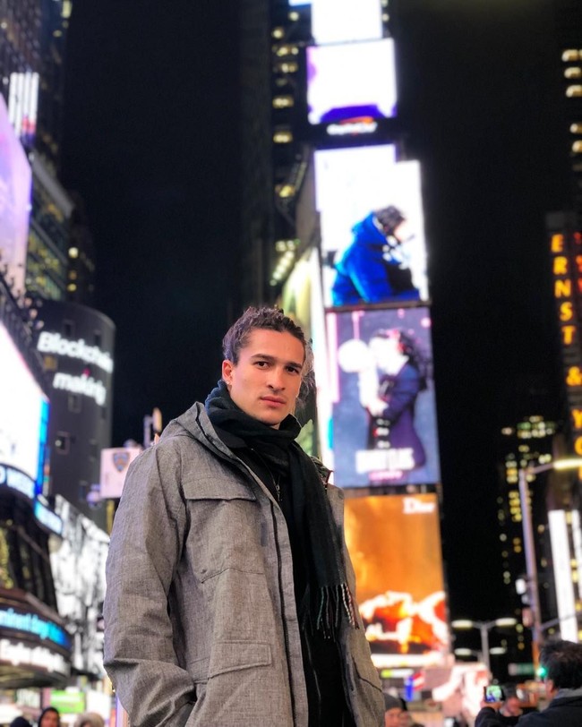 Wajah tampan dan tegas Biaggio pernah menghiasi fashion spread majalah ternama seperti Vogue Italia dan majalah At Large. Foto: Instagram/@biaggioaliwalsh