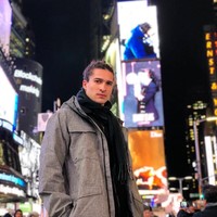 Wajah tampan dan tegas Biaggio pernah menghiasi fashion spread majalah ternama seperti Vogue Italia dan majalah At Large. Foto: Instagram/@biaggioaliwalsh