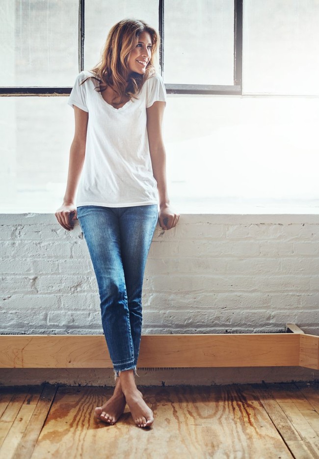 Slouchy Skinny. Potongannya seperti skinny jeans pada umumnya. Pas badan dan mengecil ke bawah. Namun skinny jeans yang akan banyak disukai di 2019 adalah yang memiliki detail unfinished pada tepian bawahnya.  Foto: iStock