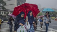 BMKG melalui situs resminya juga telah menghimbau untuk warga Jakarta agar lebih berhati-hati menghadapi perubahan cuaca ekstrim yang terjadi.