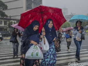 Cuaca Ekstrem, Risma Imbau Warga Tak Berteduh di Bawah Pohon