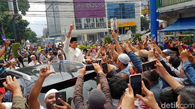 Makan Sate yang Pernah Disantap Jokowi, Sandi: Semoga Dapat Rejekinya