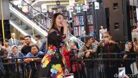 Via Vallen saat tampil di pembukaan toko kain di kawasan R.E Martadinata, Bandung, Jawa Barat pada Kamis (17/1).