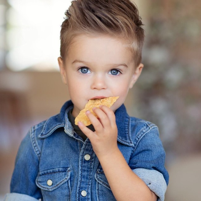 Gaya Kulineran Model Cilik Ganteng hingga 10 Years Challenge Versi Makanan