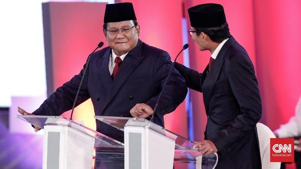 Capres Prabowo Subianto hanya melirik ke belakangya saat Jokowi mengaku tak mengeluarkan uang pada Pilgub DKI 2018.