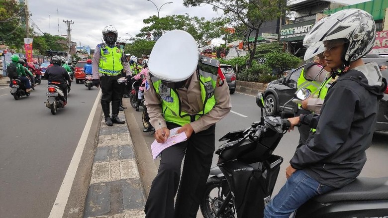 Polisi Tilang 400 Pemotor yang Masuk Jalur Cepat Margonda Depok Polisi Tilang 400 Pemotor yang Masuk Jalur Cepat Margonda Depok