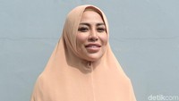 Senyum Cinta Penelope memancar dan santai menjelaskan soal jodohnya yang pergi dan datang. Foto: Noel/detikFoto