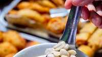 Banyak ditemui di Solo, inilah wedang kacang yang gurih nikmat. Diracik dari santan, gula, garam, air, daun pandan, dan kacang tanah kupas. Kacang ini sangat lembut karena sebelumnya direbus lama. Foto: Instagram bubueataway