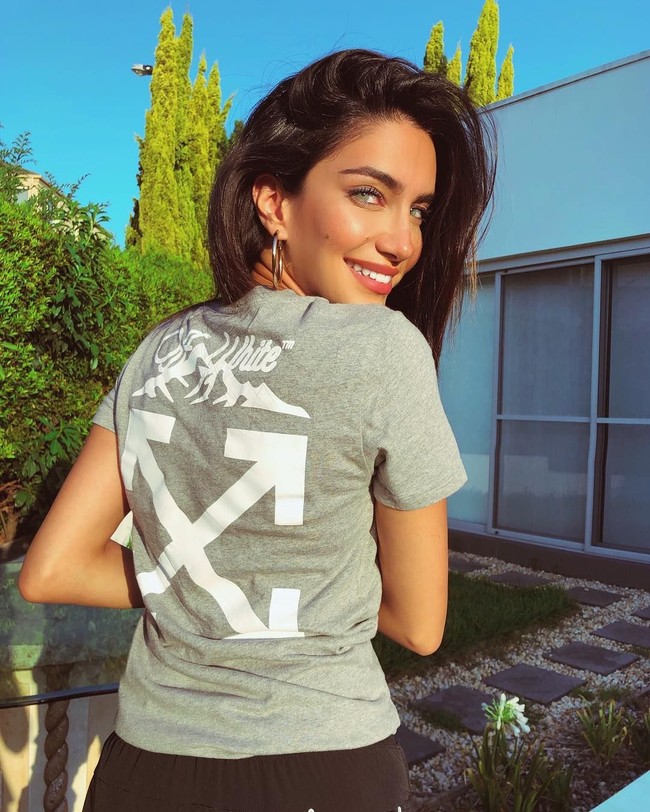 Sebagai wanita, Jessica Kahawaty tampak memiliki segalanya. Ia punya otak yang pintar, wajah yang cantik, dan hati yang baik. Sama-sama keturunan Lebanon, belajar hukum, dan mirip secara fisik, Jessica disebut sebagai Amal Clooney dari Australia. Foto: Instagram @jessicakahawaty