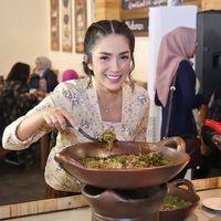 Cicip Jengkol Balado hingga Ayam Bumbu Saksang di 5 Resto Artis Ini