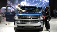 Orang Amerika yang terkenal tinggi besar itu jadi terlihat biasa saja saat berada di sekitar mobil pikap Silverado. Mobil pikap merupakan mobil favorit warga Amerika. Silverado merupakan salah satu mobil yang laris di sana. REUTERS/Rebecca Cook
