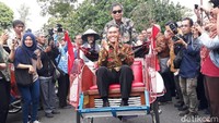 Fakultas Teknik UGM melalui ICA (Innovation Center for Automotive) UGM bekerjasama dengan PLN memodifikasi becak kayuh dan mengkonversinya menjadi becak bertenaga listrik.