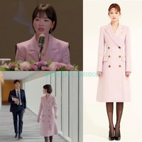 Pada episode enam saat menyatakan hubungan cintanya dengan Park Bo-gum, Song Hye-Kyo tampil menawan dengan coat berbahan cashmere dari brand lokal Korea Selatan, AVOUAVOU. Coat berwarna pink itu harganya mencapai Rp 20 juta. Foto: Instagram @kdrama_fashion