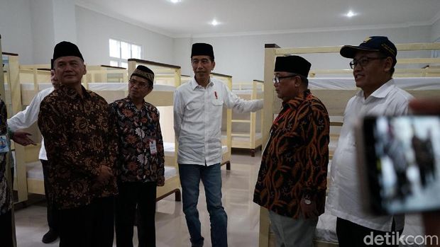 Jokowi Tinjau Bantuan Rusun di Ponpes Ustaz Adi Hidayat 