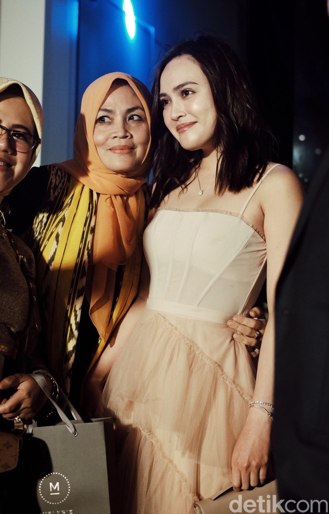 Sepertinya jam tidur sangat berpengaruh bagi Shandy. Untuk itu ia menjaga pola tidurnya. Menurut pengakuannya, ia tidak addict untuk keluar malam. Foto: Silmia Putri/Wolipop