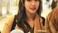 Sama seperti Lisa, Jisoo juga doyana ngopi. Tapi Jisoo lebih memilih segelas kopi dingin dibanding kopi hangat. Kamu pilih mana, kopi dingin atau hangat? Foto: Instagram jisoo.blackpink