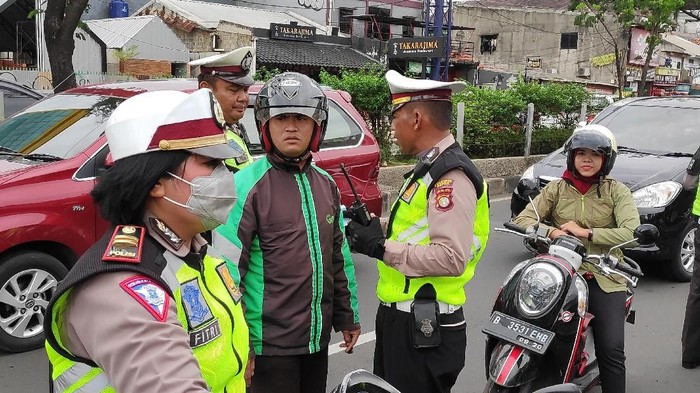 Driver Ojol Ini Marahi Polwan karena Tak Terima Ditilang