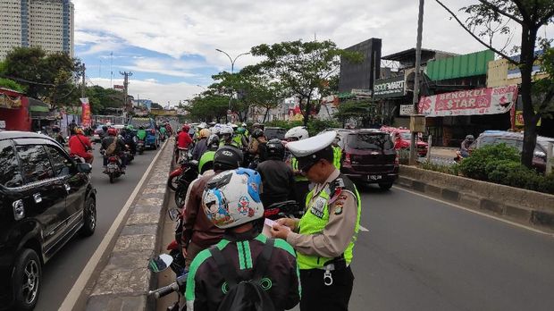 Ada 400 pemotor yang ditilang karena masuk jalur cepat Jalan Margonda Raya.