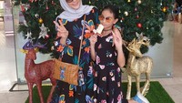 Ibu Engku Aleesya ini begitu kompak dengan sang putri. Kali ini mereka sama-sama memakai dress motif bunga. Foto: Instagram errafazira