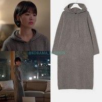 Penampilan Song Hye-Kyo saat melakukan adegan di kamar tidur selalu menawan. Hal itu tak lepas dari outfit yang dikenakannya yang harganya tak murah. Hoody dress yang dipakainya untuk tidur di episode delapan Encounter ini misalnya, dirilis oleh brand BEAKER, harganya mencapai 377 ribu Won atau sekitar Rp 4,7 juta. Foto: Instagram @kdrama_fashion