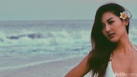Diketahui, Maria Selena cukup sering liburan di Bali. Ini saat ia liburan ke Pantai Pasir Putih di Karangasem (@mariaselena_/instagram)