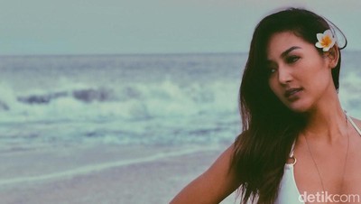 Foto: Maria Selena dan Pesona Pantai Cantik Indonesia