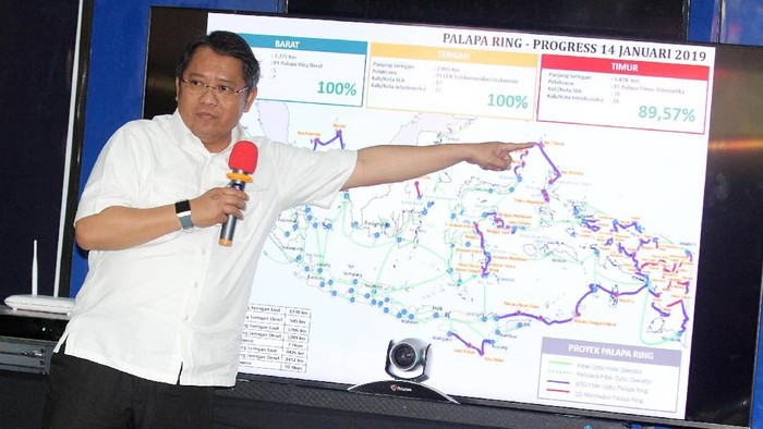 Menteri Komunikasi dan Informatika Rudiantara meninjau secara langsung ujicoba pengoperasian Proyek Palapa Ring Tengah di Kepulauan Sangihe, Sulawesi Utara.