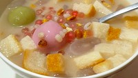 Sekoteng juga tergolong wedang favorit. Tampilannya mirip wedang ronde, hanya saja dengan tambahan susu kental manis. Untuk isiannya ada kacang tanah, kacang hijau, pacar cina dan potongan roti. Foto: Instagram filinzhang