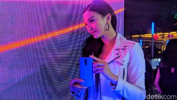 Raline Shah bersama R17 Pro. Foto: Adi Fida Rahman/detikINET