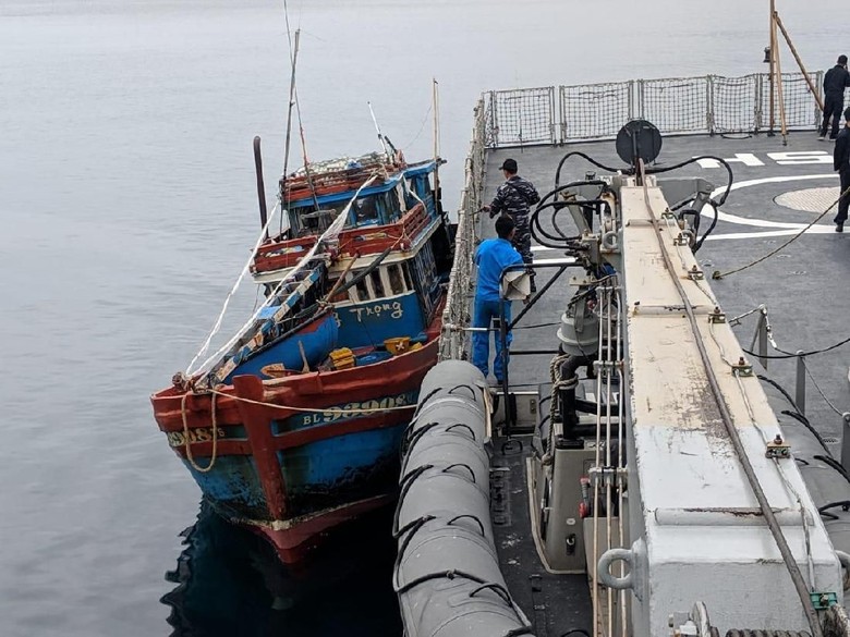 KRI Usman Harun Tangkap Kapal Ikan Asing Vietnam di Laut 