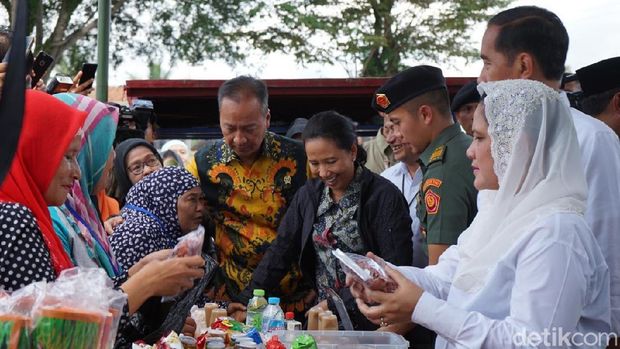 Mensos Agus Gumiwang dan Menteri BUMN Rini Soemarno ikut berbicara dengan nenek Dedeh