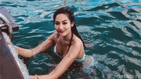 Ini saat Maria Selena liburan ke Uluwatu. Segar banget ya sepertinya (@mariaselena_/instagram)