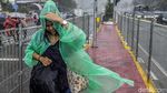 Perjuangan Menembus Hujan Deras di Thamrin