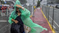 Seorang warga tampak berusaha untuk menembus hujan deras yang terjadi di kawasan Thamrin, Jakarta, Jumat (18/1/2019).