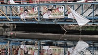 Spanduk caleg dipasang di jembatan, Jumat (18/1/2019).