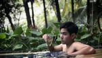 Pose Keren Aditya Suryo, Adik Chand Kelvin yang Hobi Makan Burger