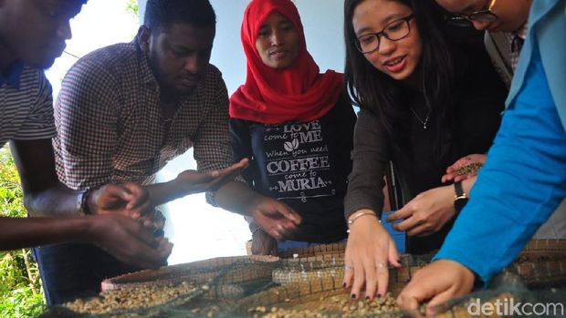 Mahasiswa asing pelajari kopi khas Muria. 
