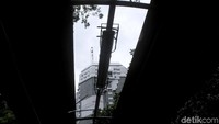 Penampakan atap JPO di Jalan Medan Merdeka Barat, yang bolong cukup panjang dan membuat air hujan masuk ke dalam JPO.
