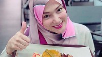 Lebih dari 2,8 juta followers selalu menantikan unggahan Erra di Instagram. Termasuk momennya mencicip nasi kukus enak di Malaysia. Sekilas tampilan nasi ini mirip nasi Padang ya. Foto: Instagram errafazira