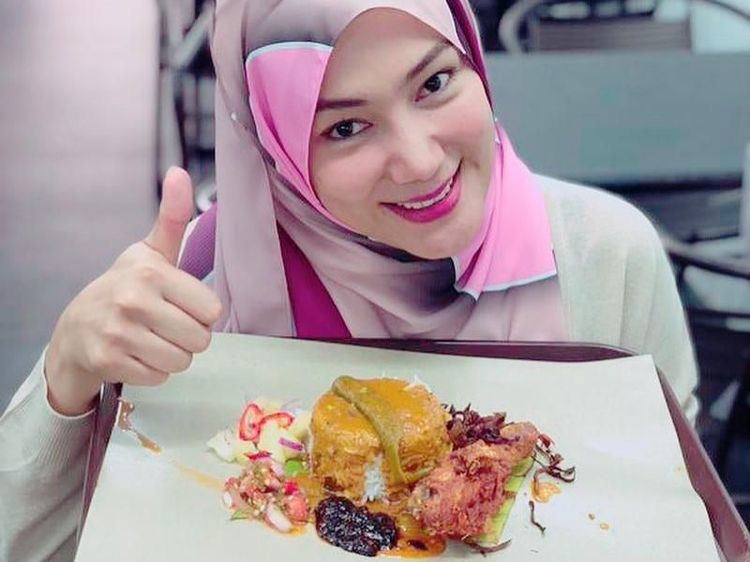 Eksis di Instagram, Ini Momen Kulineran Seru ala Erra Fazira