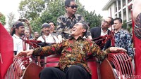 Jonan tampak menikmati saat mengendarai becak tersebut, setelah beberapa meter, Jonan pun menghentikan laju becaknya dan turun dari kursi kemudi.