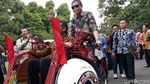 Berkacamata Hitam dan Batik, Jonan Jajal Becak Listrik