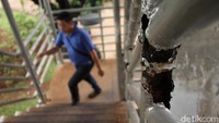 Selain atap yang rusak, besi di bagian tangga JPO pun berkarat.