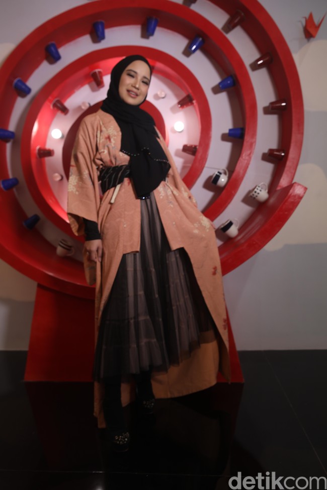 Suami Chacha Frederica, Dico Ganinduto pernah ramai jadi hujatan netizen ketika foto kampanye dirinya yang dipajang di billboard viral. Dico merupakan calon anggota legislatif dari Partai Golkar. Yang membuatnya dihujat karena sang istri ikut mejeng di poster kampanyenya. Saat suaminya banjir kritik, Chacha pun memberikan pembelaan. Kenapa kemarin aku ikut dalam billboard suami, satu aku hanya seorang istri, kalau suami sudah bilang iya dan kita diskusi aku setuju, suami setuju aku harus support suami. Berkah aku sekarang ada di suami, aku bisa cari pahala, kebaikan dari suami. Sekarang kenapa nggak saat suami punya cita-cita mulia, aku membantu dan mendukungnya, ujar Chacha Frederica kepada detikHOT. Foto: Billy/detikHOT