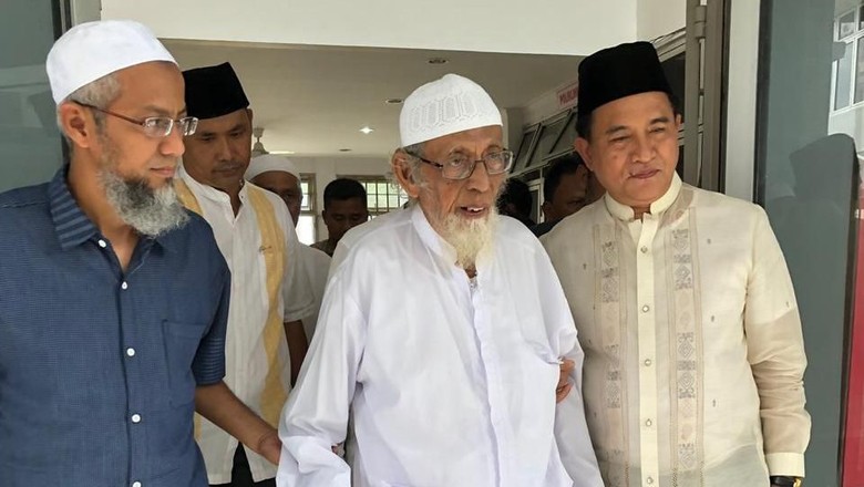 Penjelasan Yusril soal Abu Bakar Baasyir Tak Mau Teken Ikrar NKRI Penjelasan Yusril soal Abu Bakar Baasyir Tak Mau Teken Ikrar NKRI